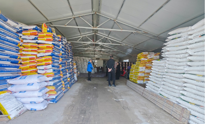 图为工作组在科左后旗浩坦国庆基层社农资仓库监督检查