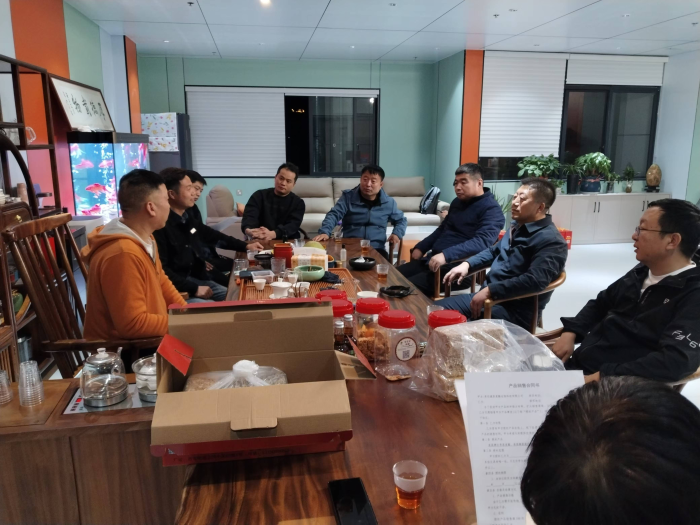 通辽市社领导与义乌市互盾箱包有限公司负责人洽谈