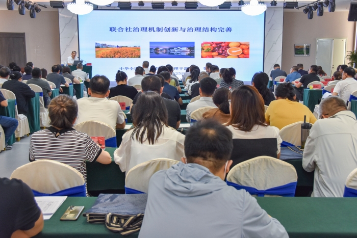 图为：学员在现场聆听总社管理干部学院黎少华副院长辅导讲座